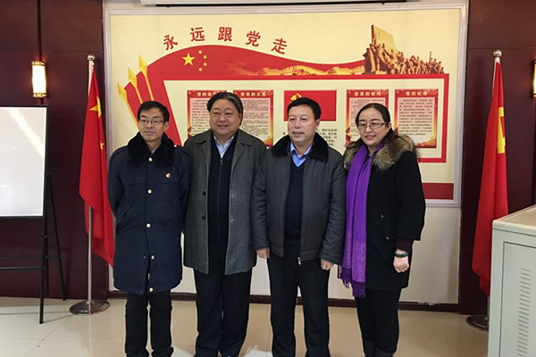 董事長吳晉龍、集團黨組副書記王麗萍與參加此次黨建活動的領導合影